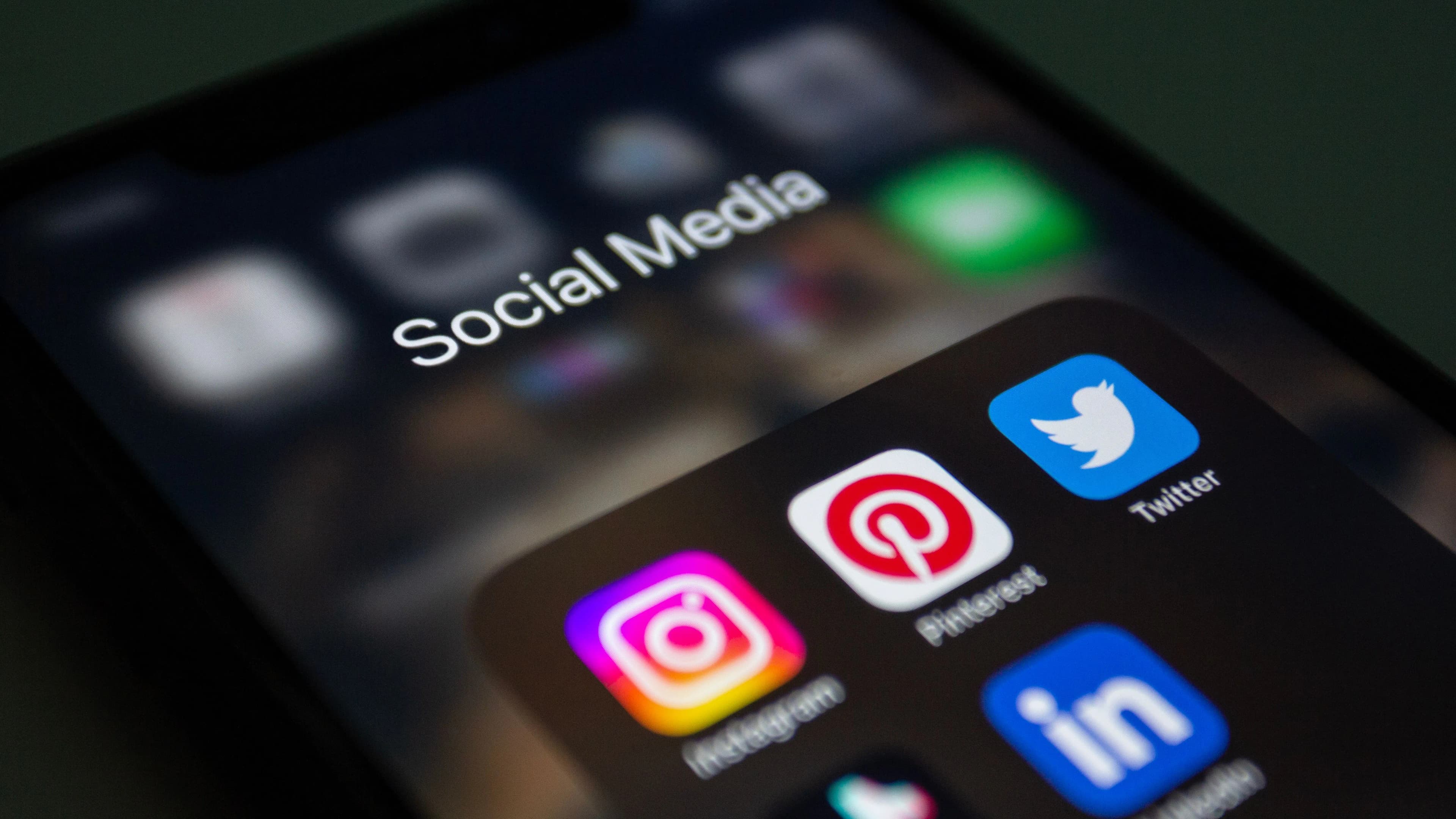 Social media organic vs. reclame plătite: de ce afacerea ta are nevoie de ambele