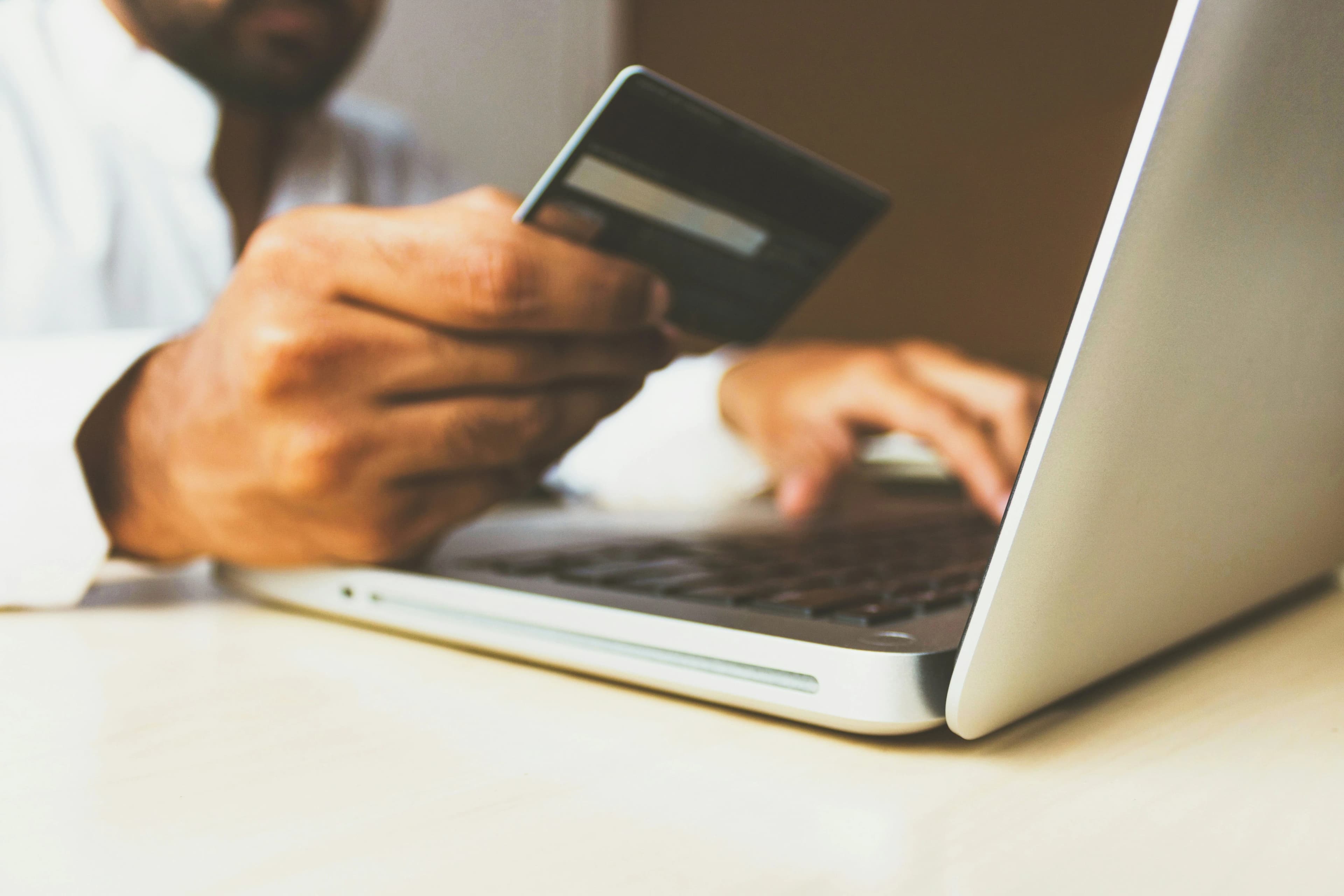 Black Friday și sărbători: cum îți pregătești reclamele ca să nu arzi bugetul când crește concurența